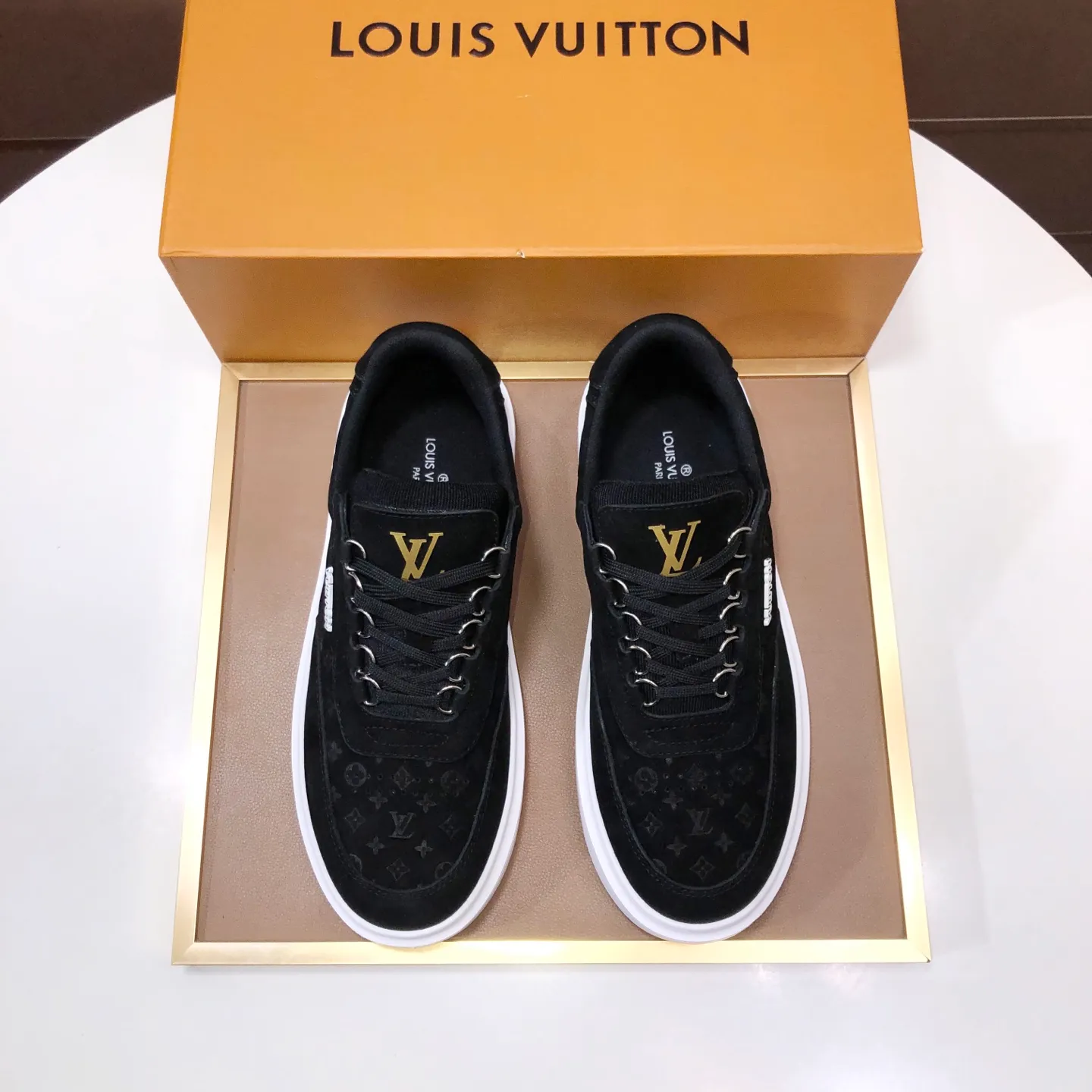 Factory batch 640💰original development, quality shipment, welcome to compare - LV sneaker series sports shoes introduce the loose silhouette of the ready-to-wear series into the spring and summer men's wear shows and make an eye-catching appearance. The cow leather upper is combined with rough fabric laces, and colorful beading highlights the brand's classic elements. LV letters mark the tongue and Monogram floral outsole. Mixed materials Made of top-grain cowhide, thick shoelace design, large Monogram print on the side, mesh lining and cotton feet, the comfort is as extreme as ever, premium heritage, quality first, worth owning! Size: Men’s 38-45 (45 is custom-made and cannot be returned or exchanged)
